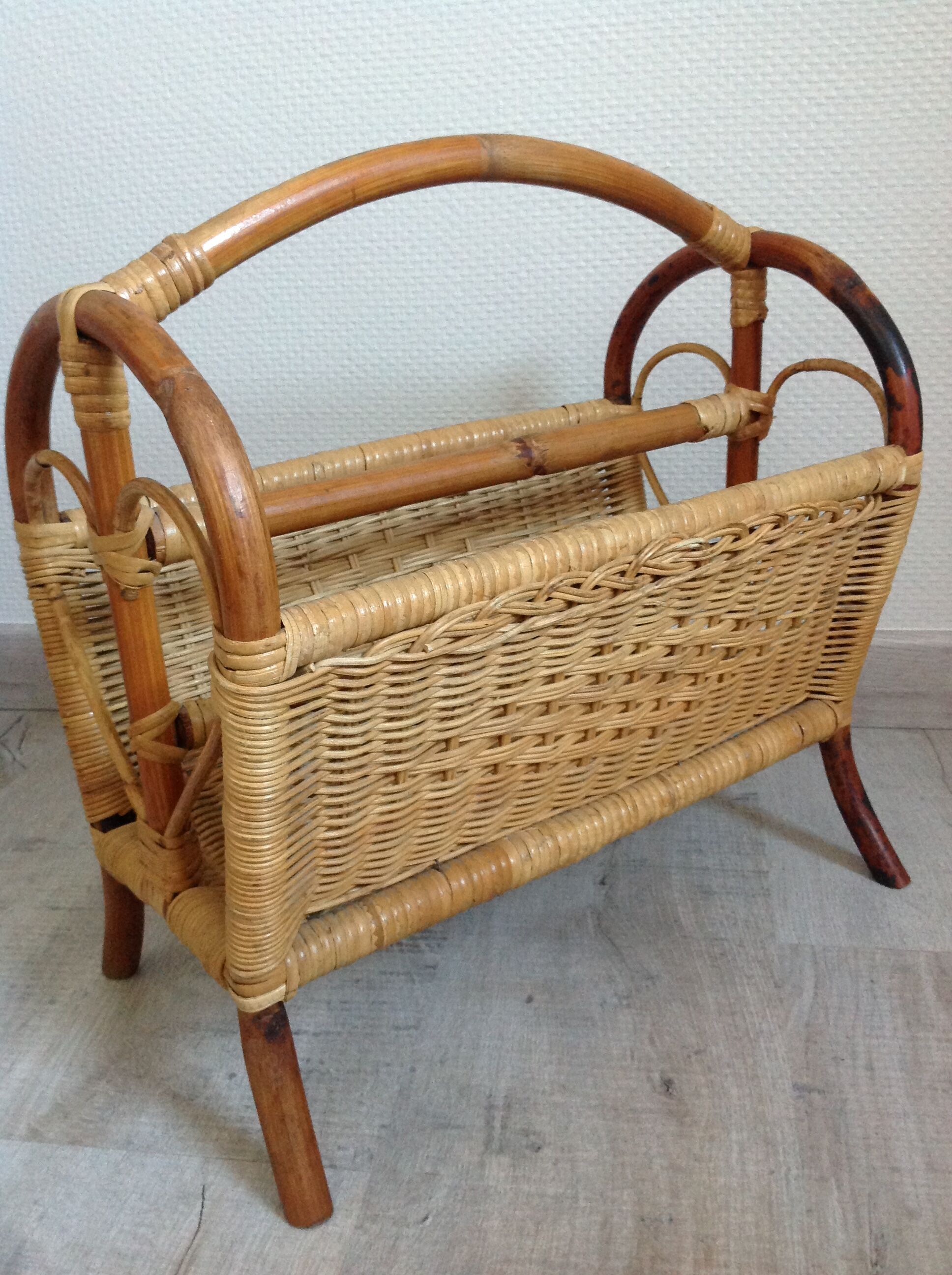Magazine holder in rattan and braided wicker / vintage 60s-70s