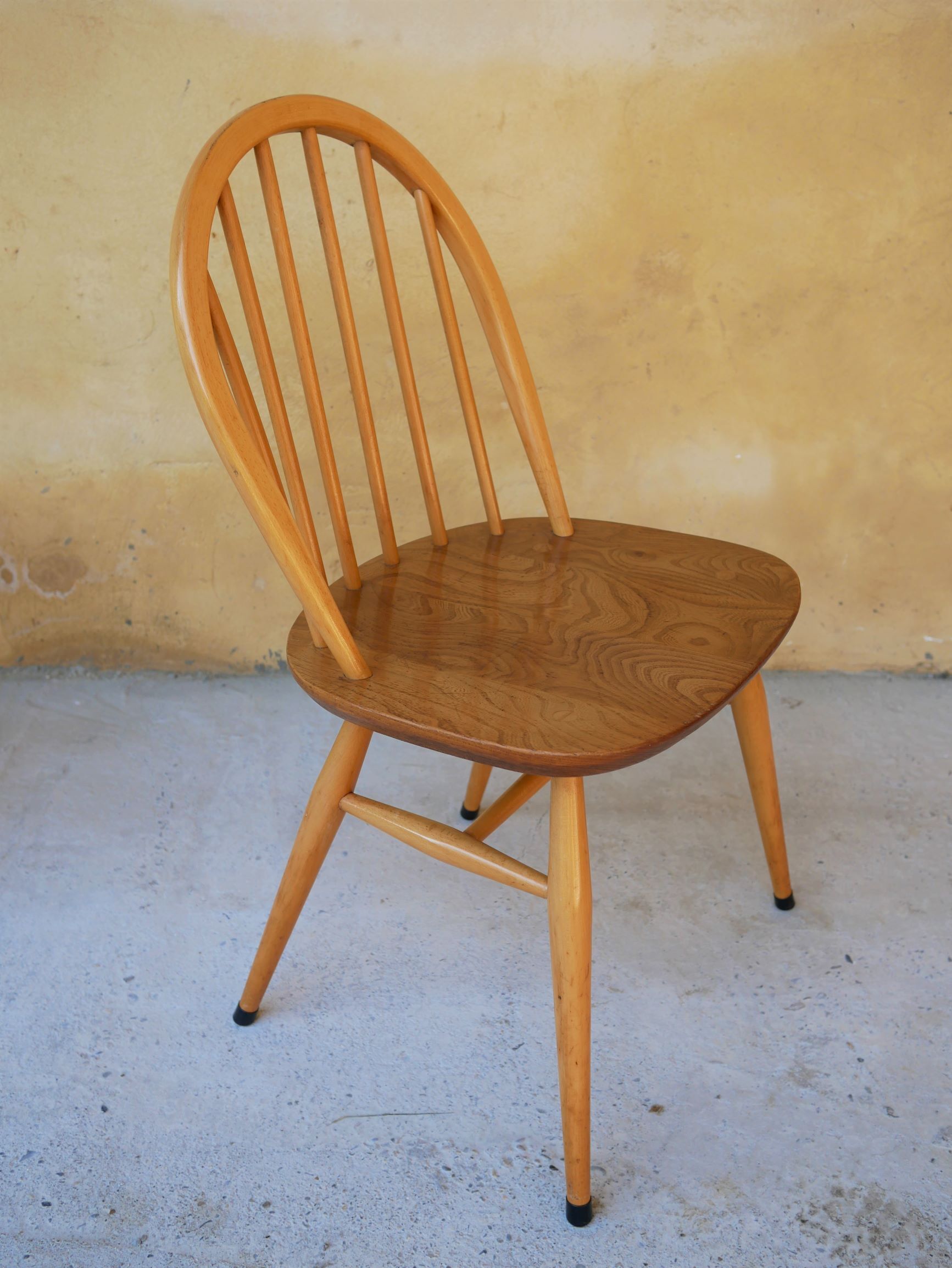 Série de 4 chaises « Windsor » par L. Ercolani pour les éditions Ercol