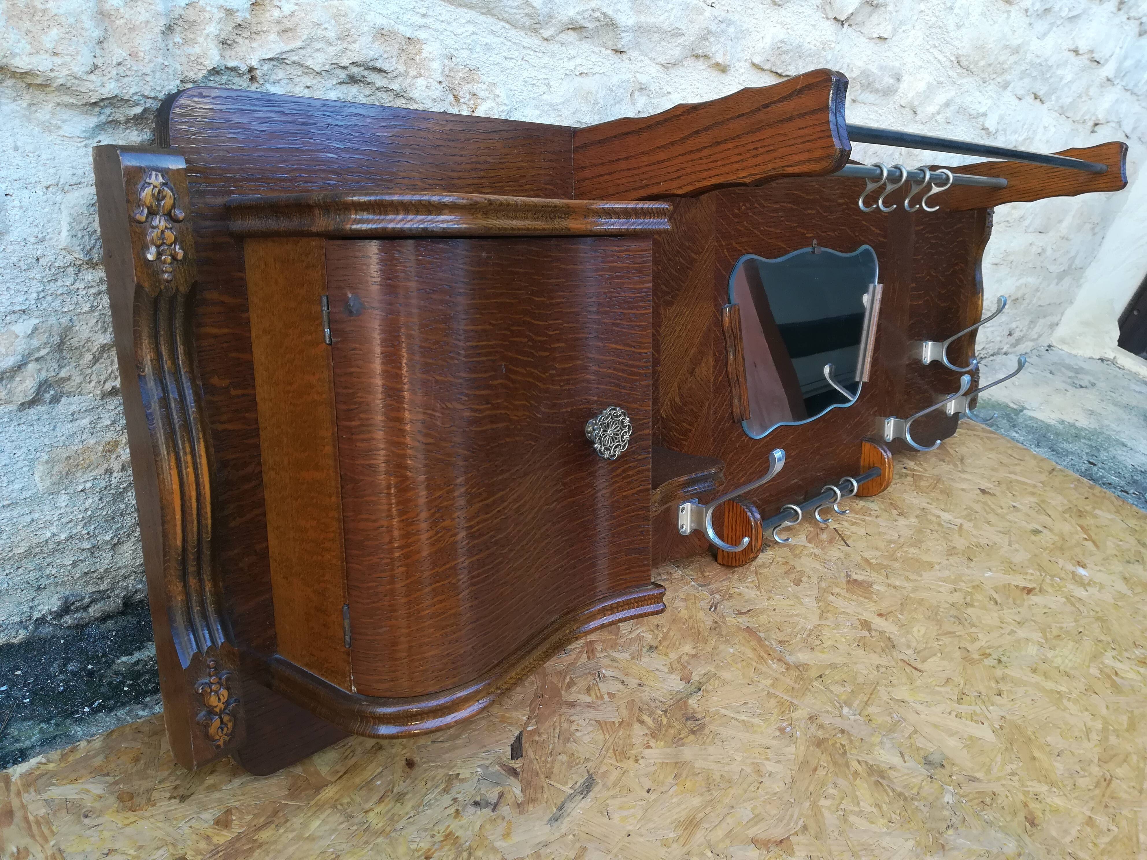 Patère wall-coated coat