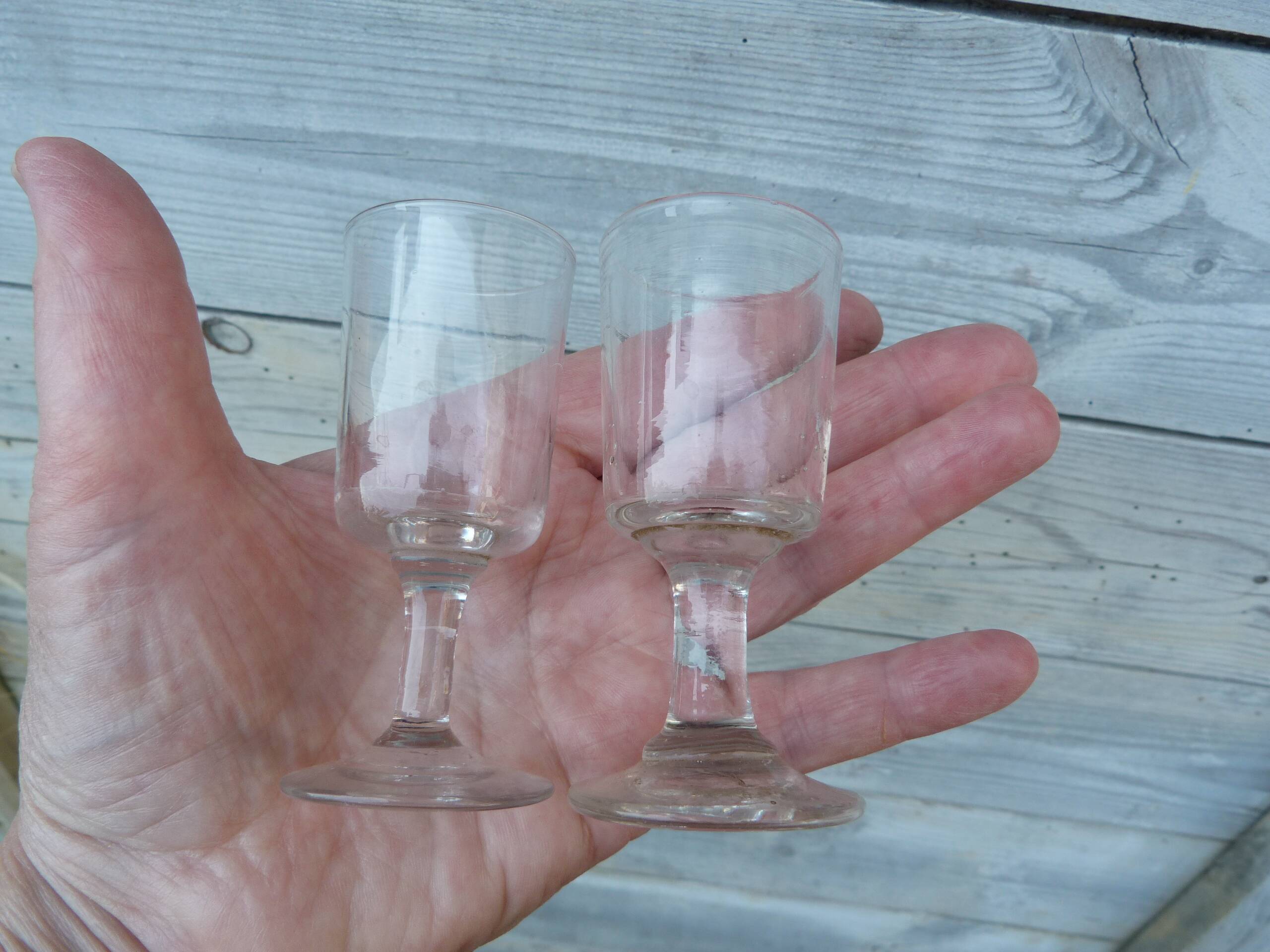 Set of 2 small glasses with old feet for digestive