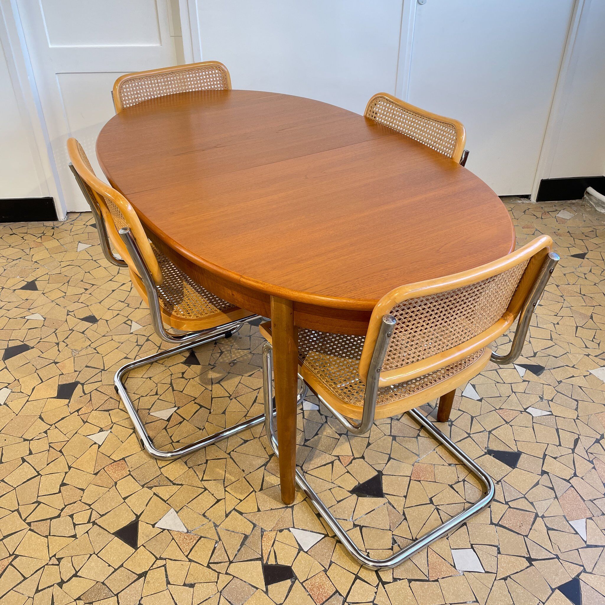 Oval table with butterfly extensions