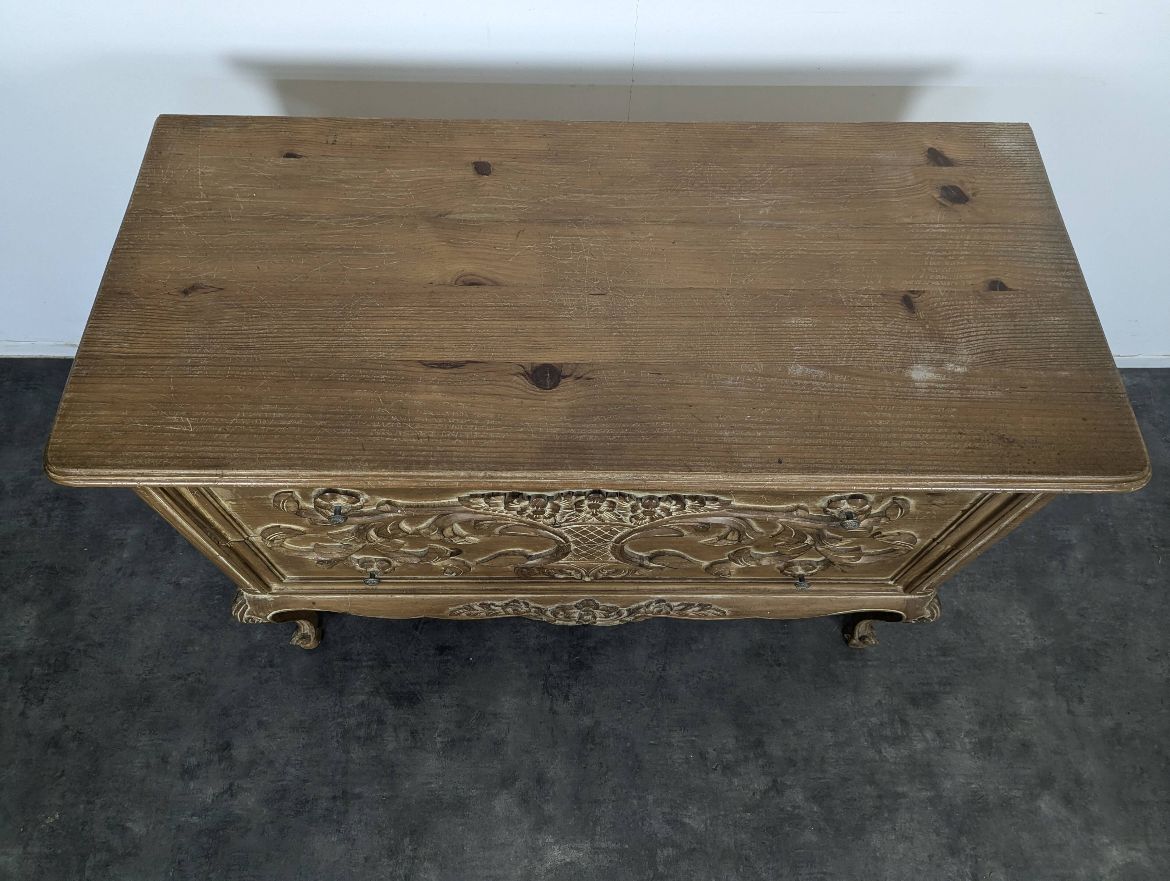 Commode de style Directoire en pin césuré