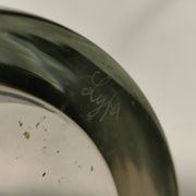 Lampe de table en verre de forme élégante. Par Bengt Orup 1957.