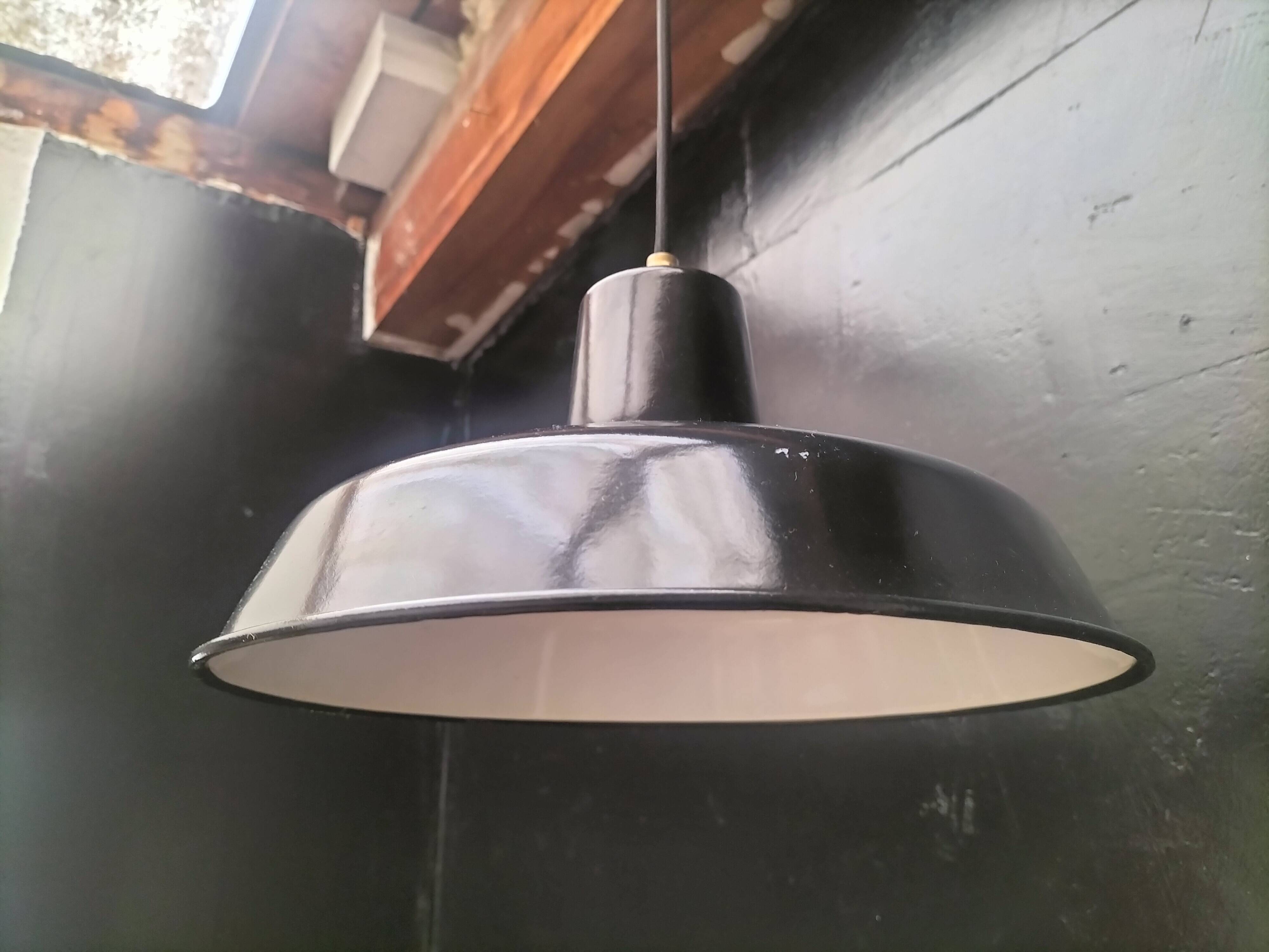 Enamelled sheet metal pendant light