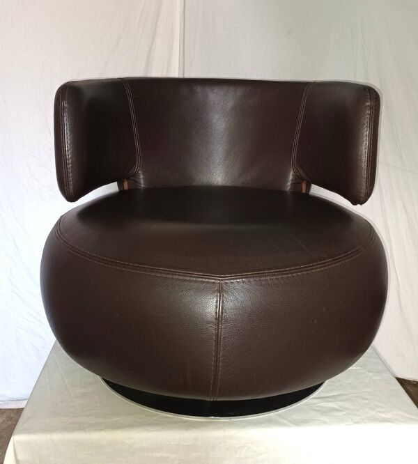Fauteuil tournant CURL en cuir marron par Roche Bobois