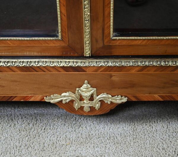 Vitrine en Marqueterie de Bois de Rose & Merisier, style Napoléon III- 2ème partie XIXe