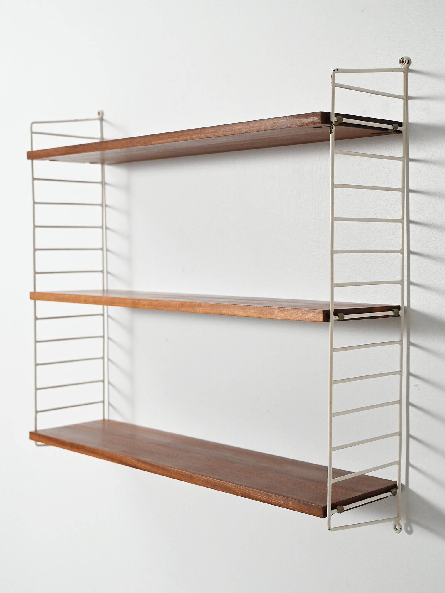 "Hylla" wall shelving system in teak