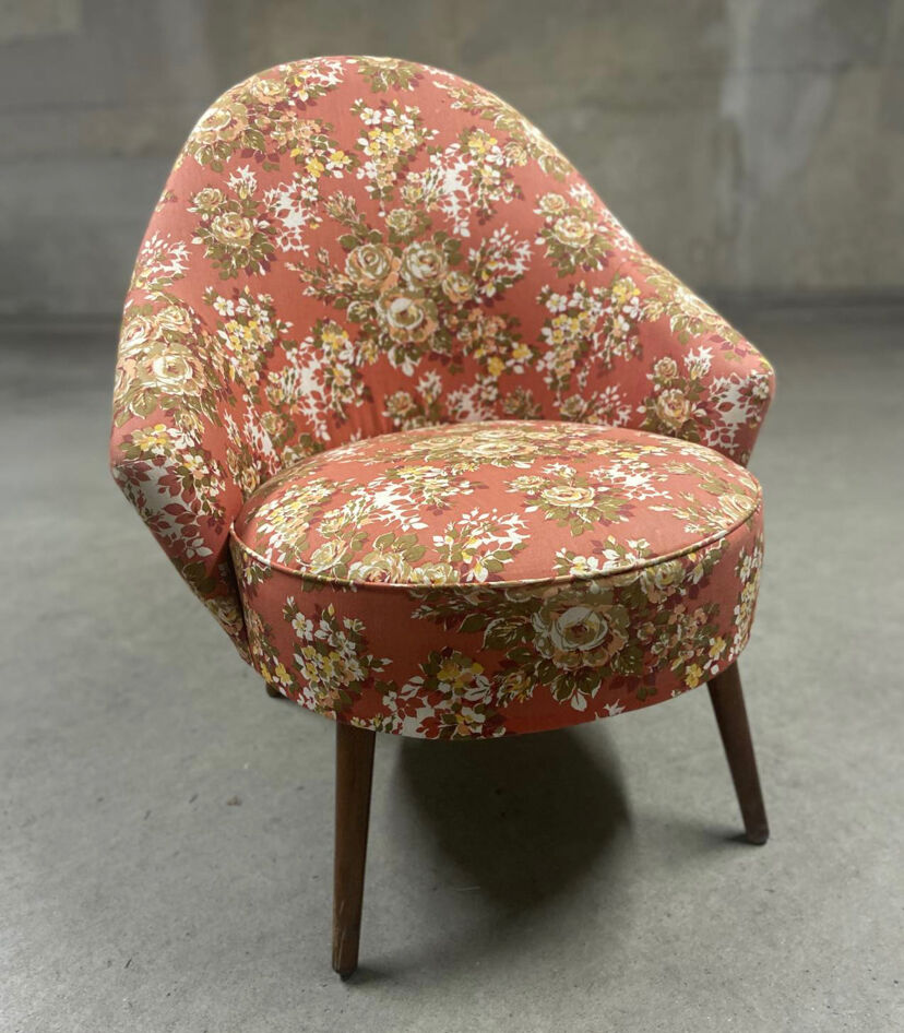 Vintage toad armchair with flowers