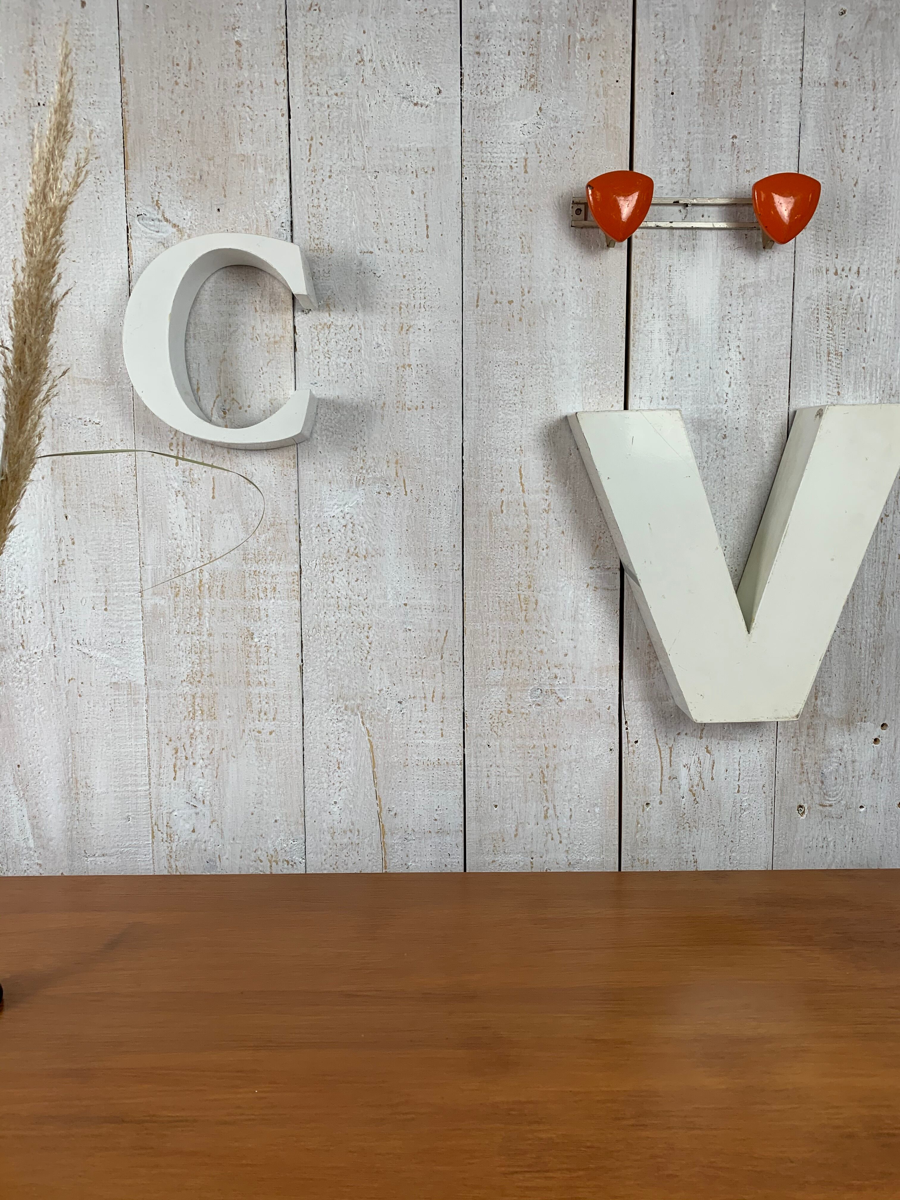 Vintage orange metal patère