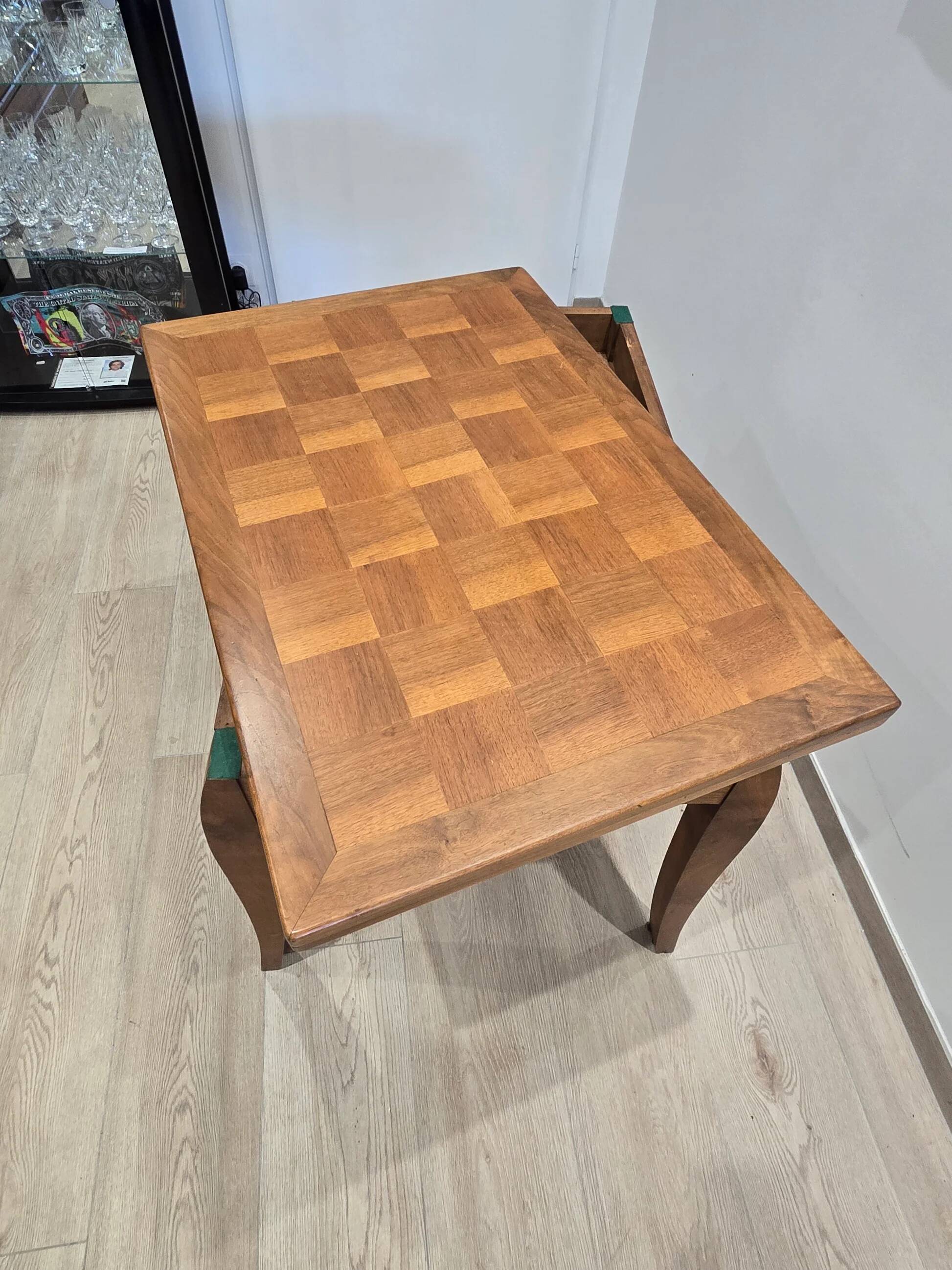 Table transformable vintage en bois de noyer et marqueterie