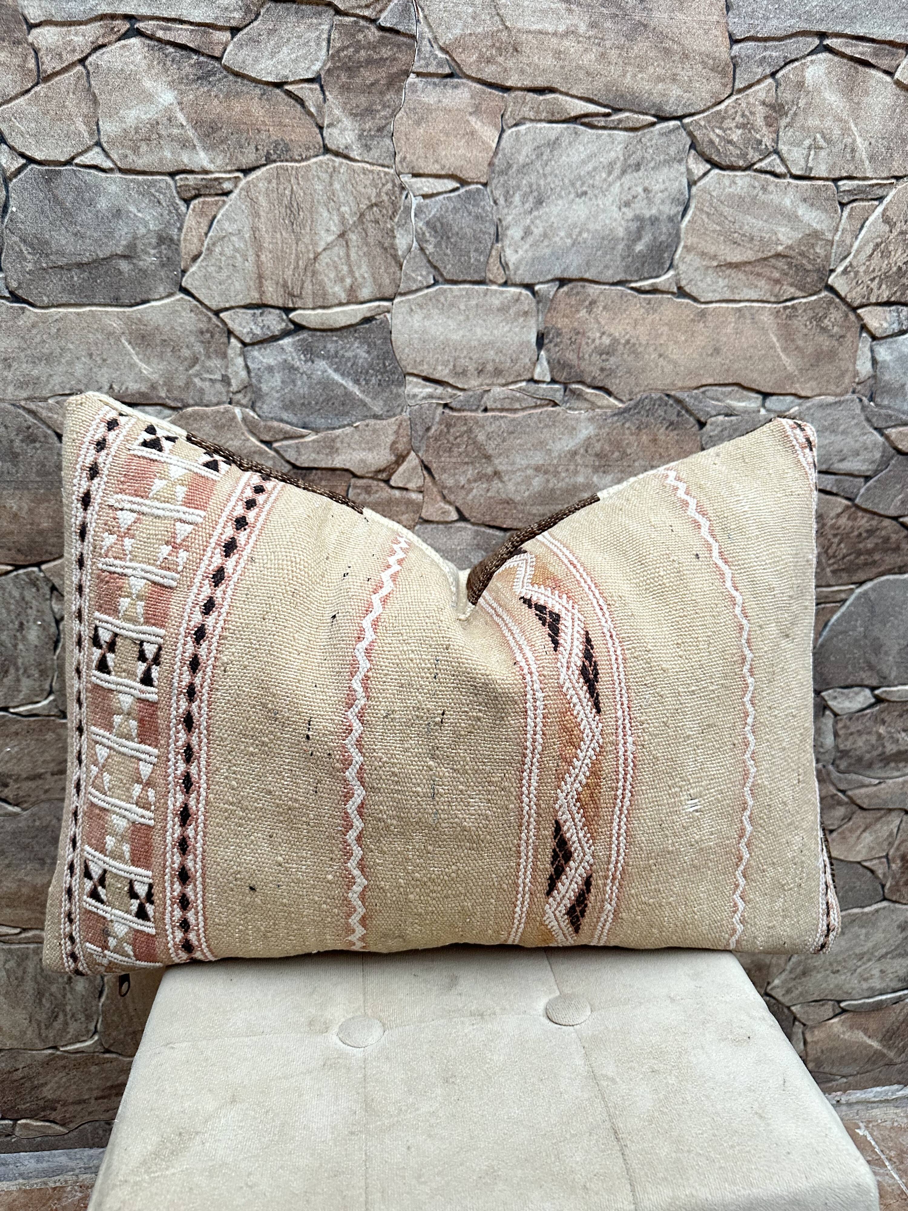 Vintage Berber Kilim cushion cover: Moroccan wool cushion