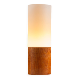 Grande lampe de table en verre opale cylindrique avec base en teck.