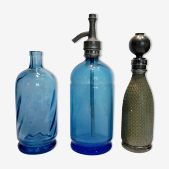 Lot de 3 siphons anciens dont deux bleus et un grillagé