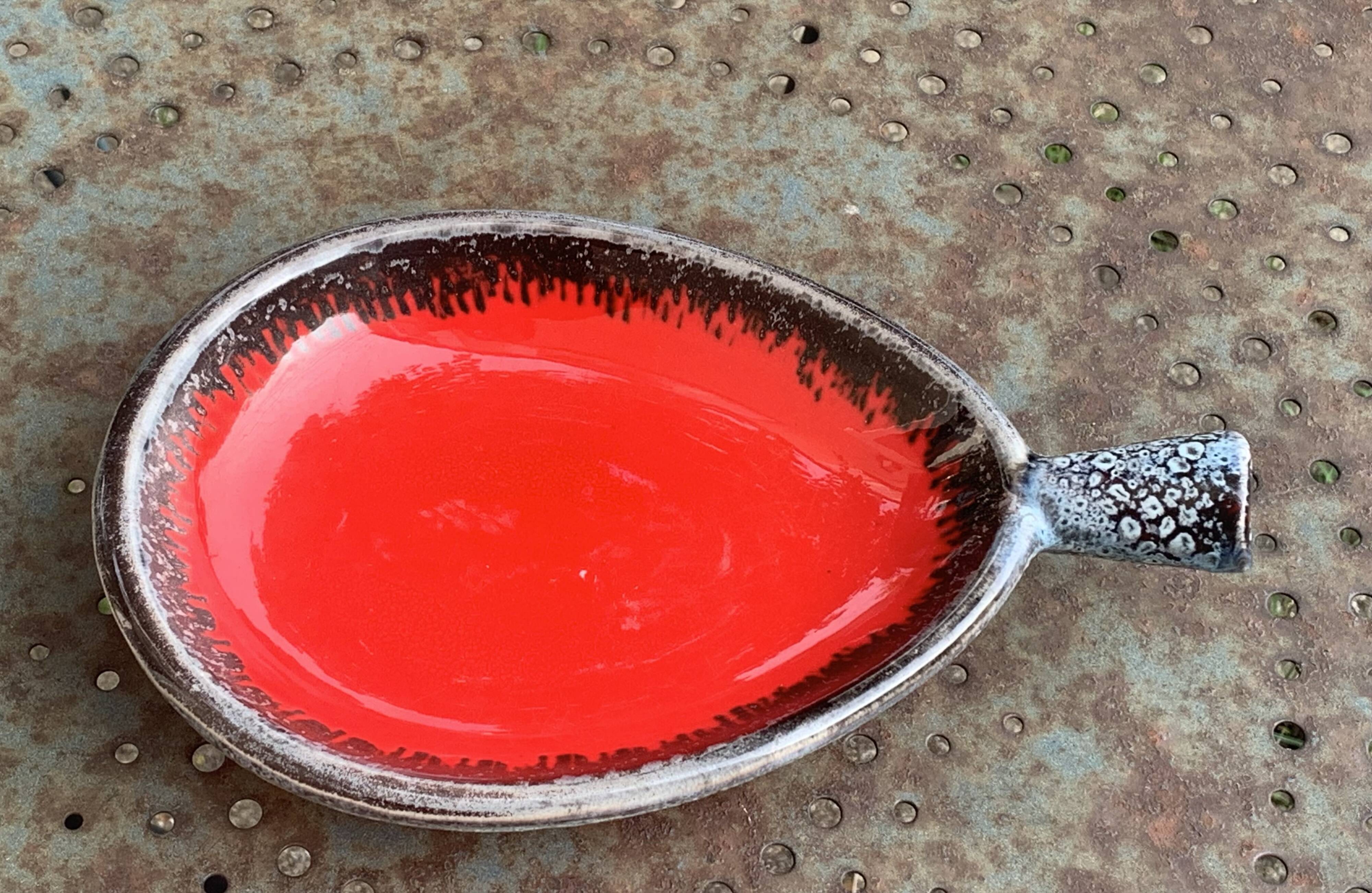 Coupelle en céramique vintage, de couleur rouge, forme originale et design