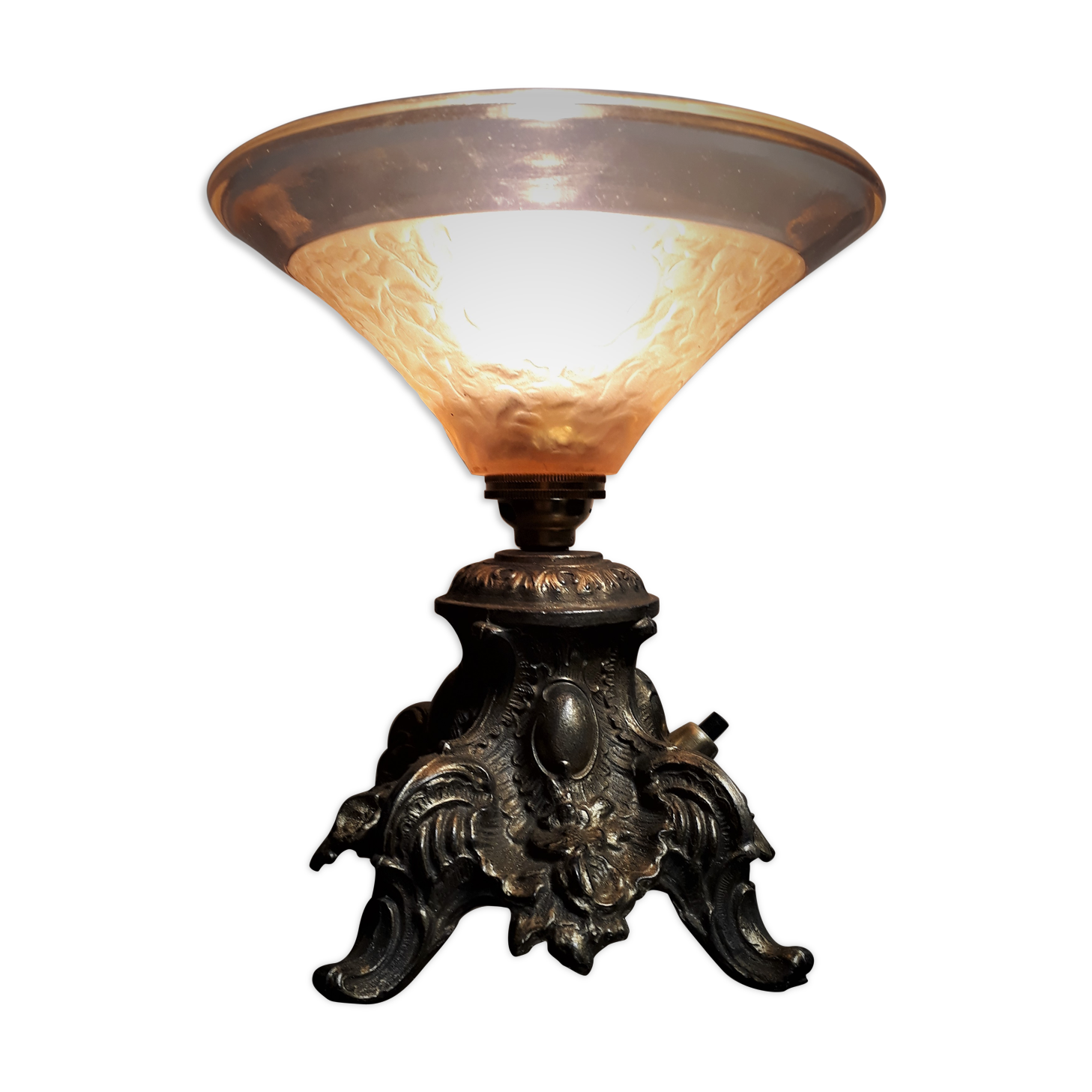 small lamp in golden regule 1930 to 40 with inter, and opaque molded glass pink ,,,23cmx17cm