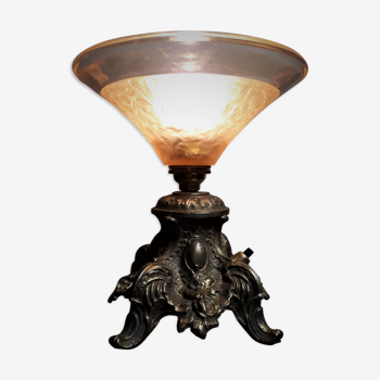 Lampe en régule doré  1930 a 40  avec inter et verre moulé opaque rose ,,,23cmx17cm
