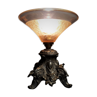 Lampe en régule doré  1930 a 40  avec inter et verre moulé opaque rose ,,,23cmx17cm