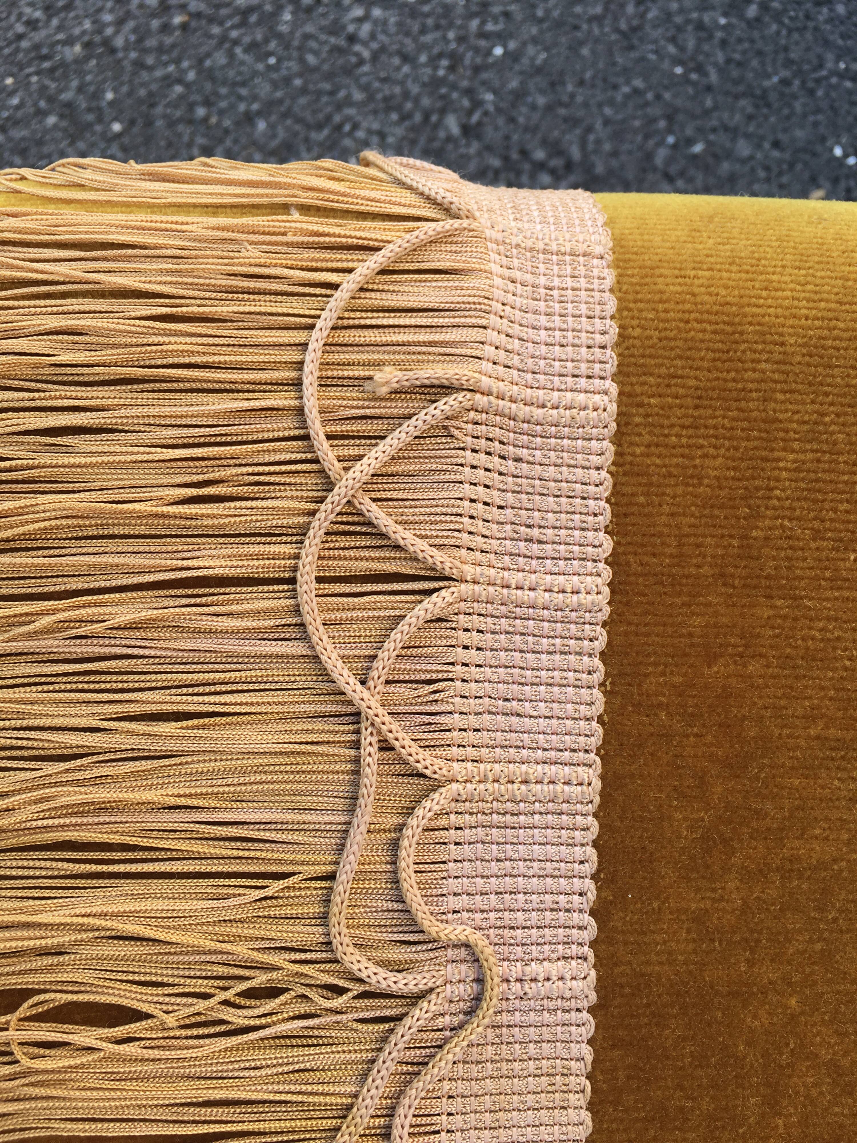 Gold velvet pouf with fringes