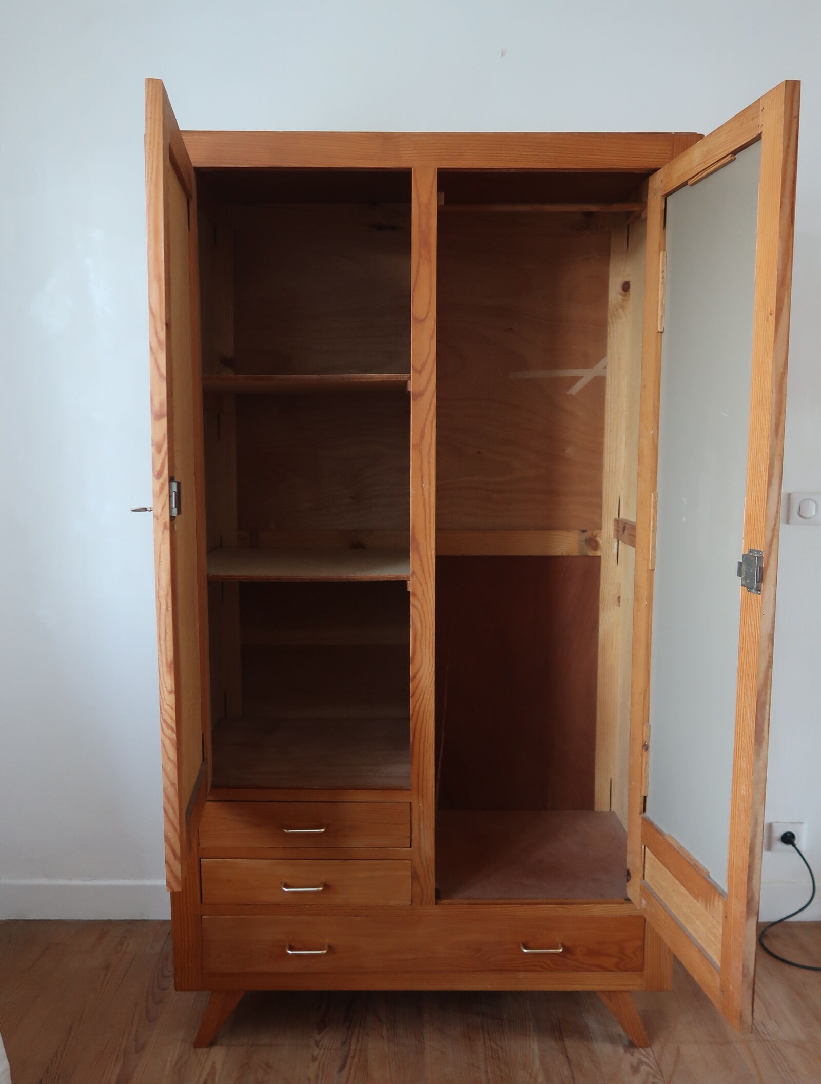 Armoire pieds compas