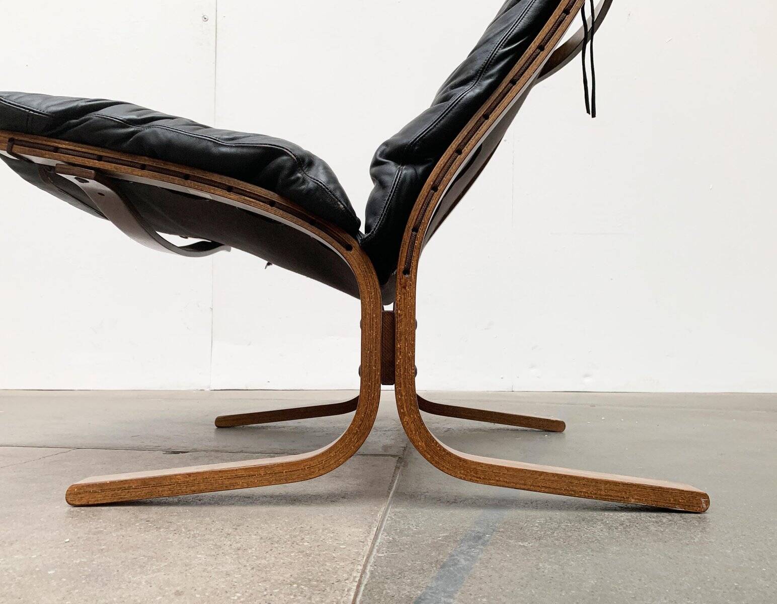 Set of 3 Norwegian Mi-Century Style Siesta Lounge Chairs and Glass Side Table by Ingmar Relling for Westnofa