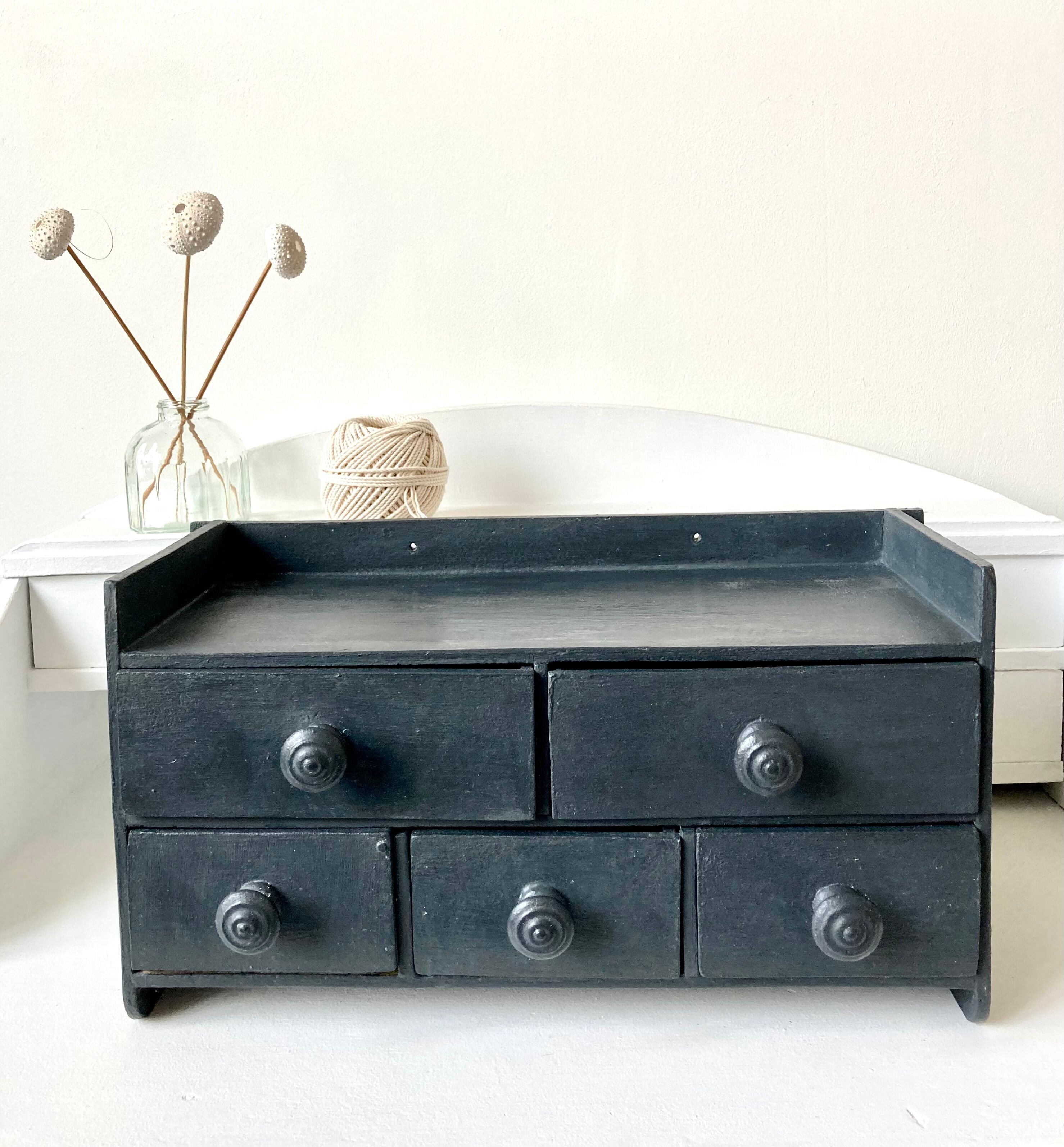 Drawer shelf with lockers