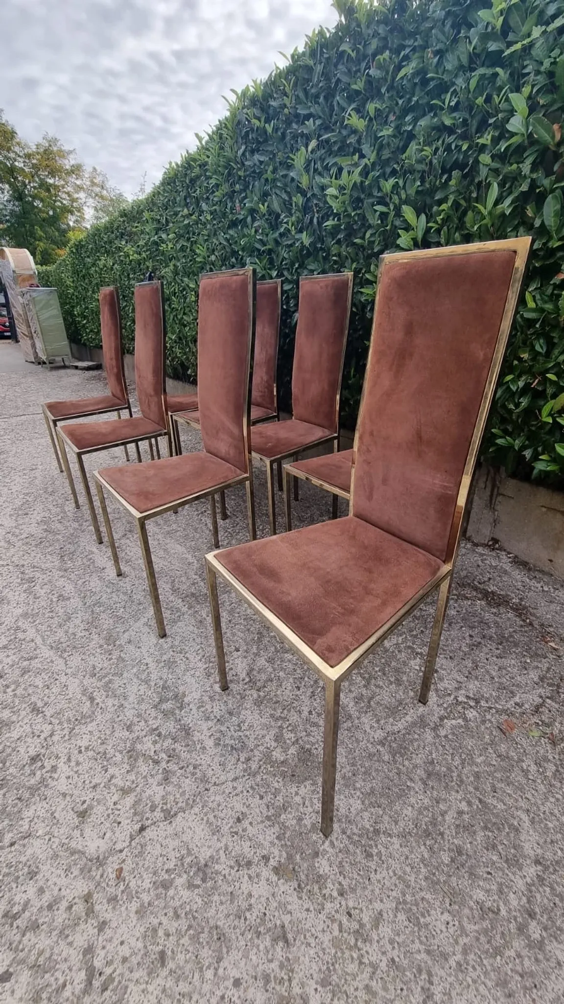 8 vintage 1970s chairs in brass and velvet with high backs.