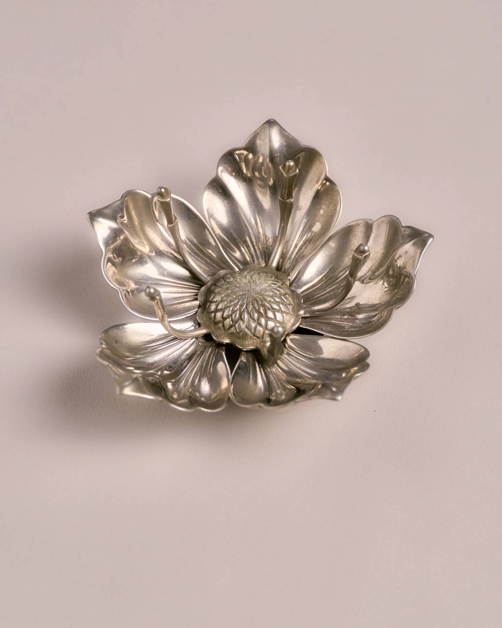 Cendrier fleur en métal