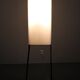 Lampadaire moderne du milieu du siècle sur pieds en fer avec abat-jour en plastique et accent en bois