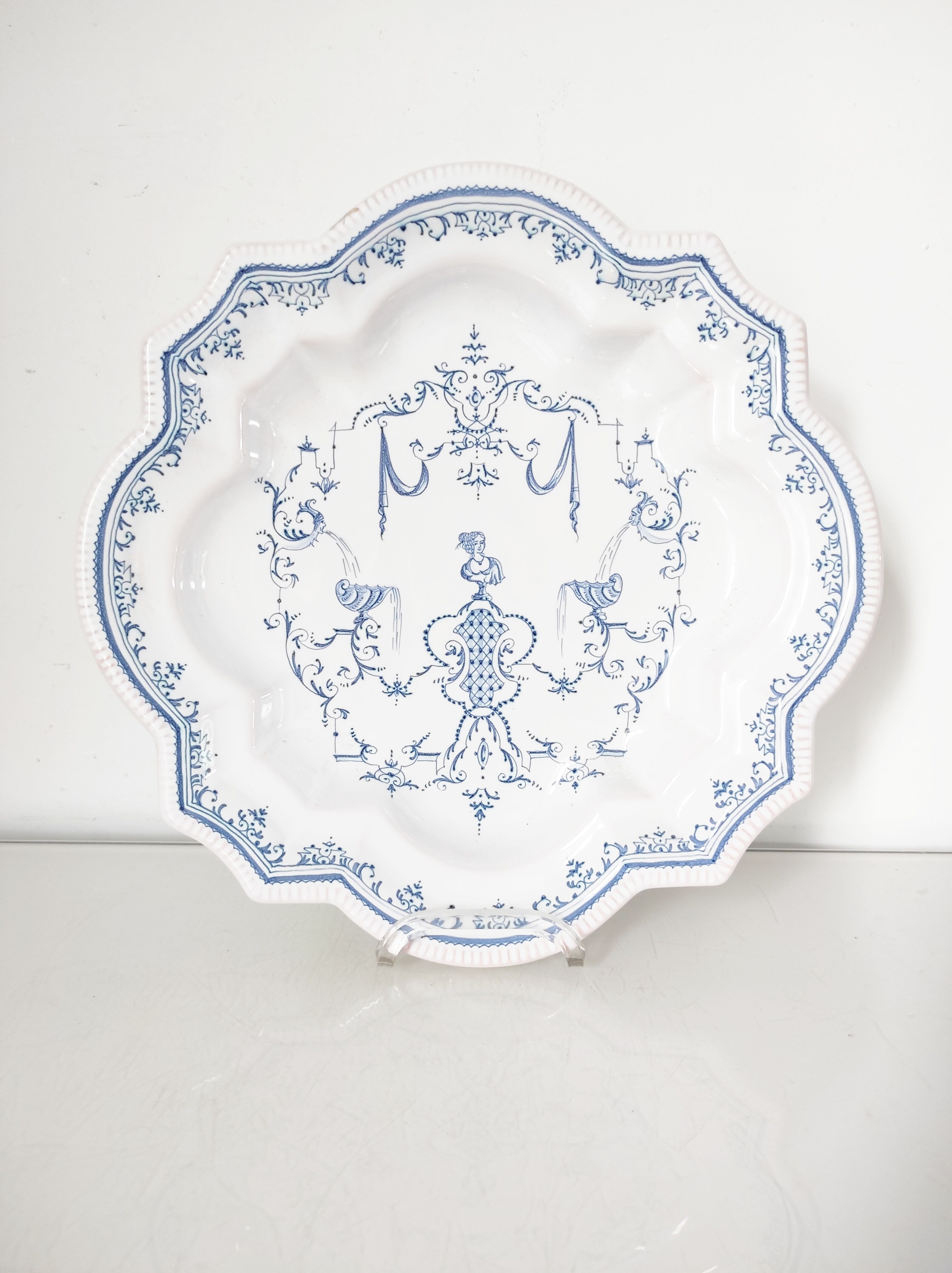 Assiette creuse décor bleu Moustiers