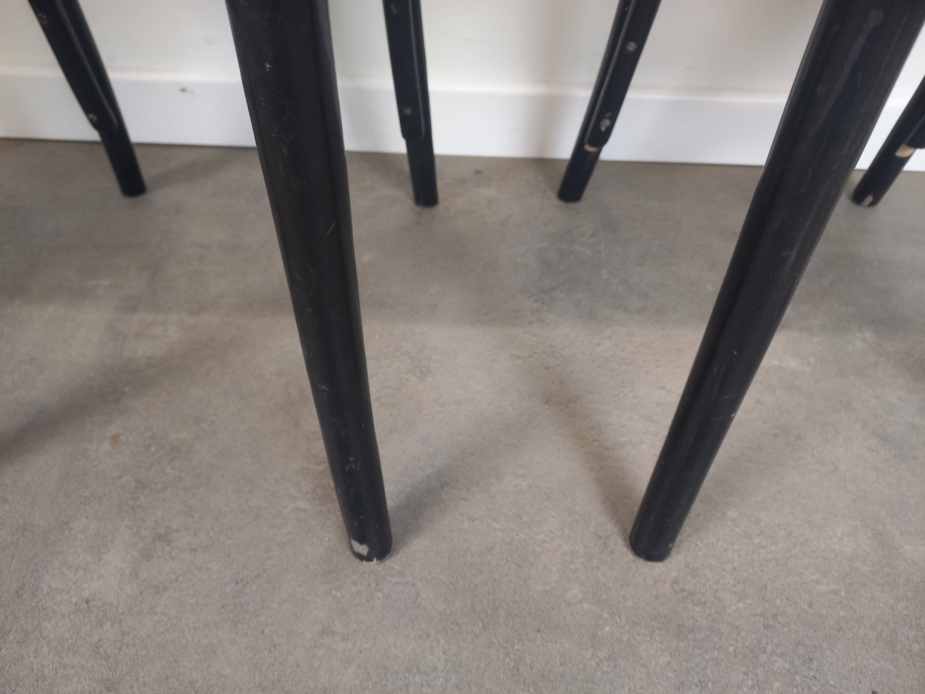 4 chaises bistrot noires