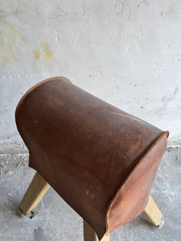 Cheval d'arçons belge vintage des années 1960 — coffre en cuir marron sur pieds en bois naturel