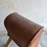 Cheval d'arçons belge vintage des années 1960 — coffre en cuir marron sur pieds en bois naturel