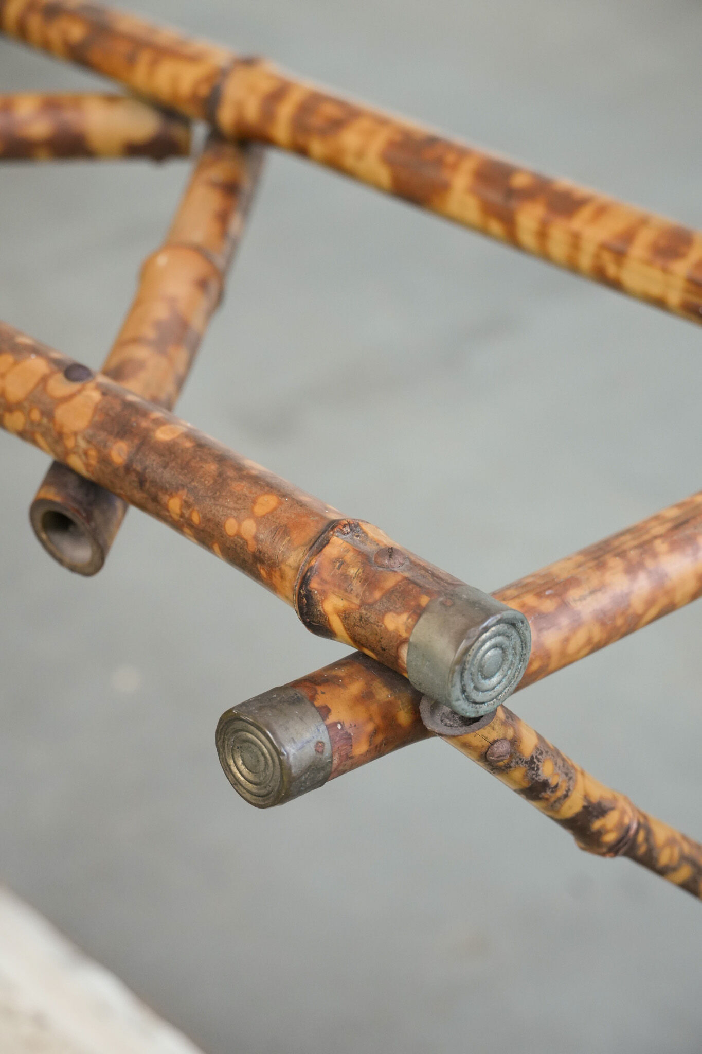 Porte-manteau ancien français en bambou, avec miroir et porte-parapluie.