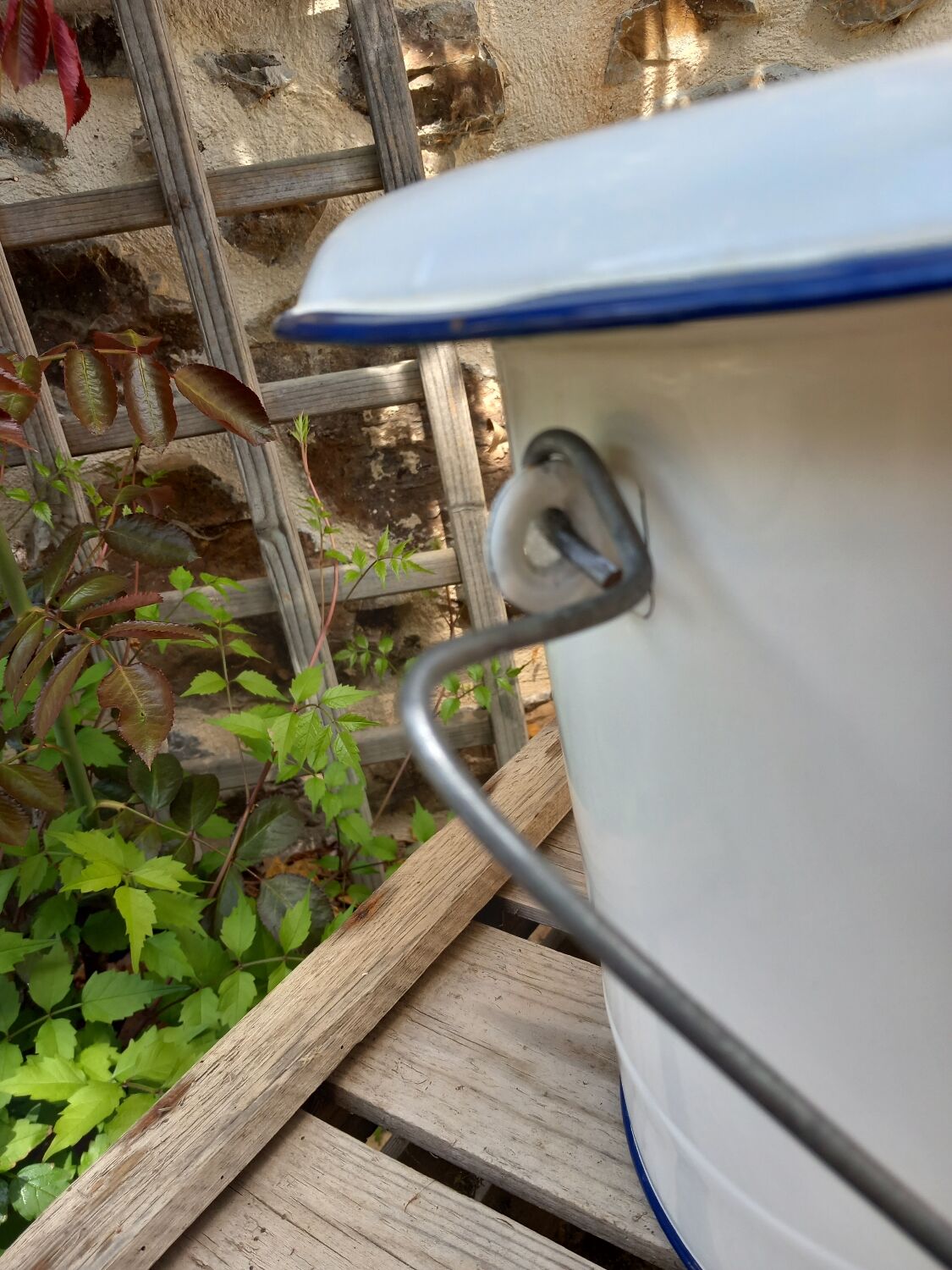 Enamelled sheet metal chamber pot / bucket