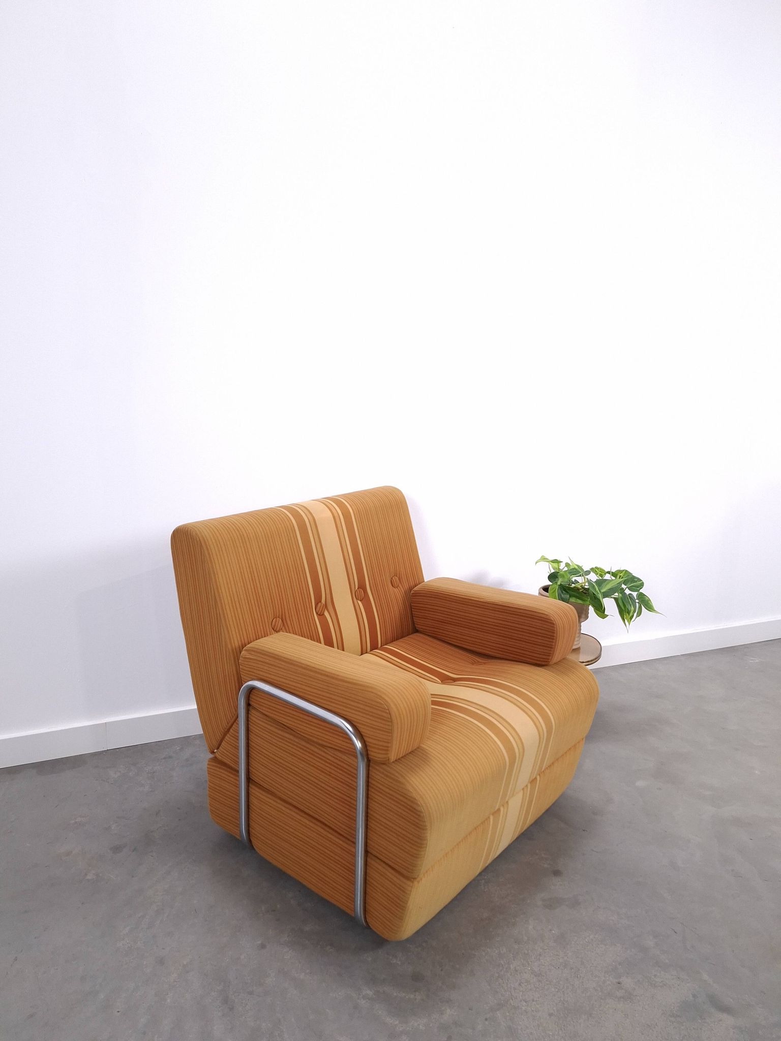 Jaren 70 uittrekbare lounge fauteuil bruin gestreept met Chromen buisframe