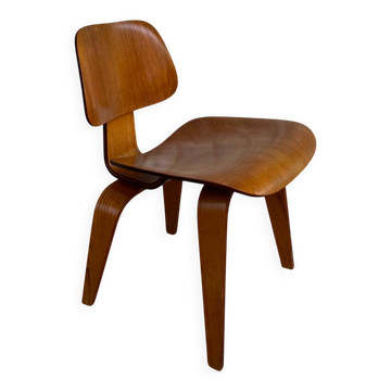 DCW chair in walnut by Charles & Ray Eames for Herman Miller, 1950-53