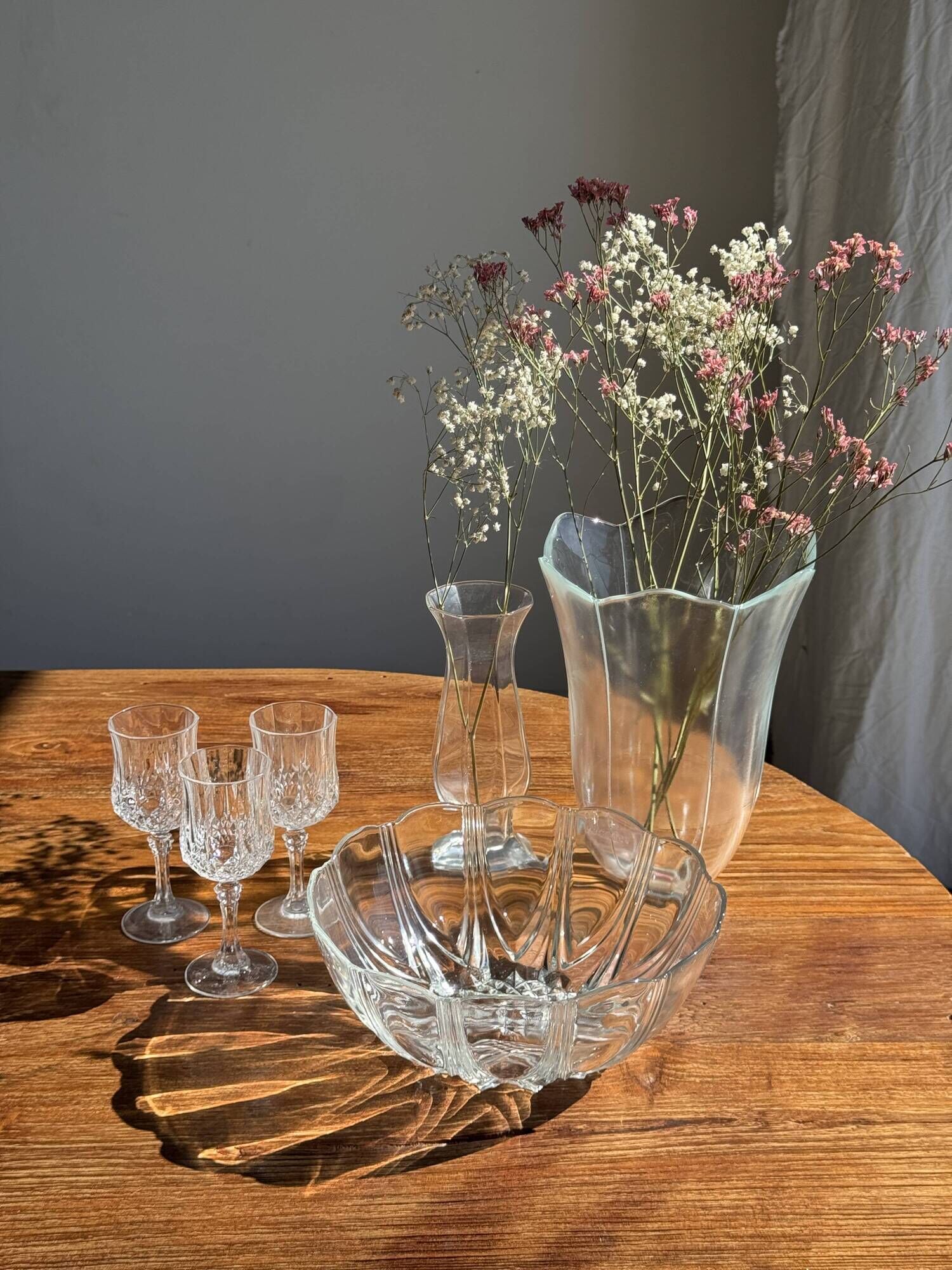 Small vintage Arcoroc Codec glass salad bowl with stylized petal patterns