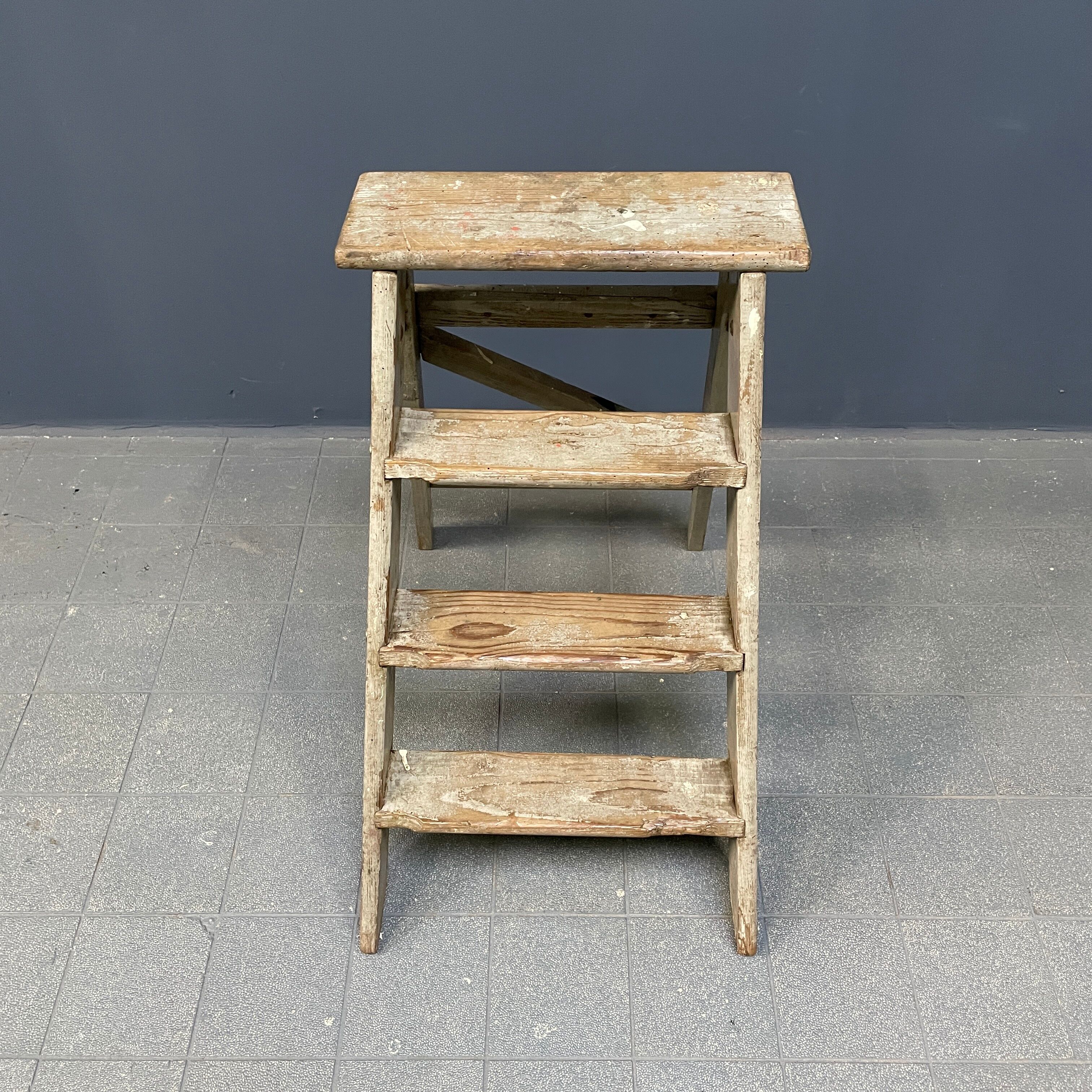Escaliers ou marches en brocante gris clair