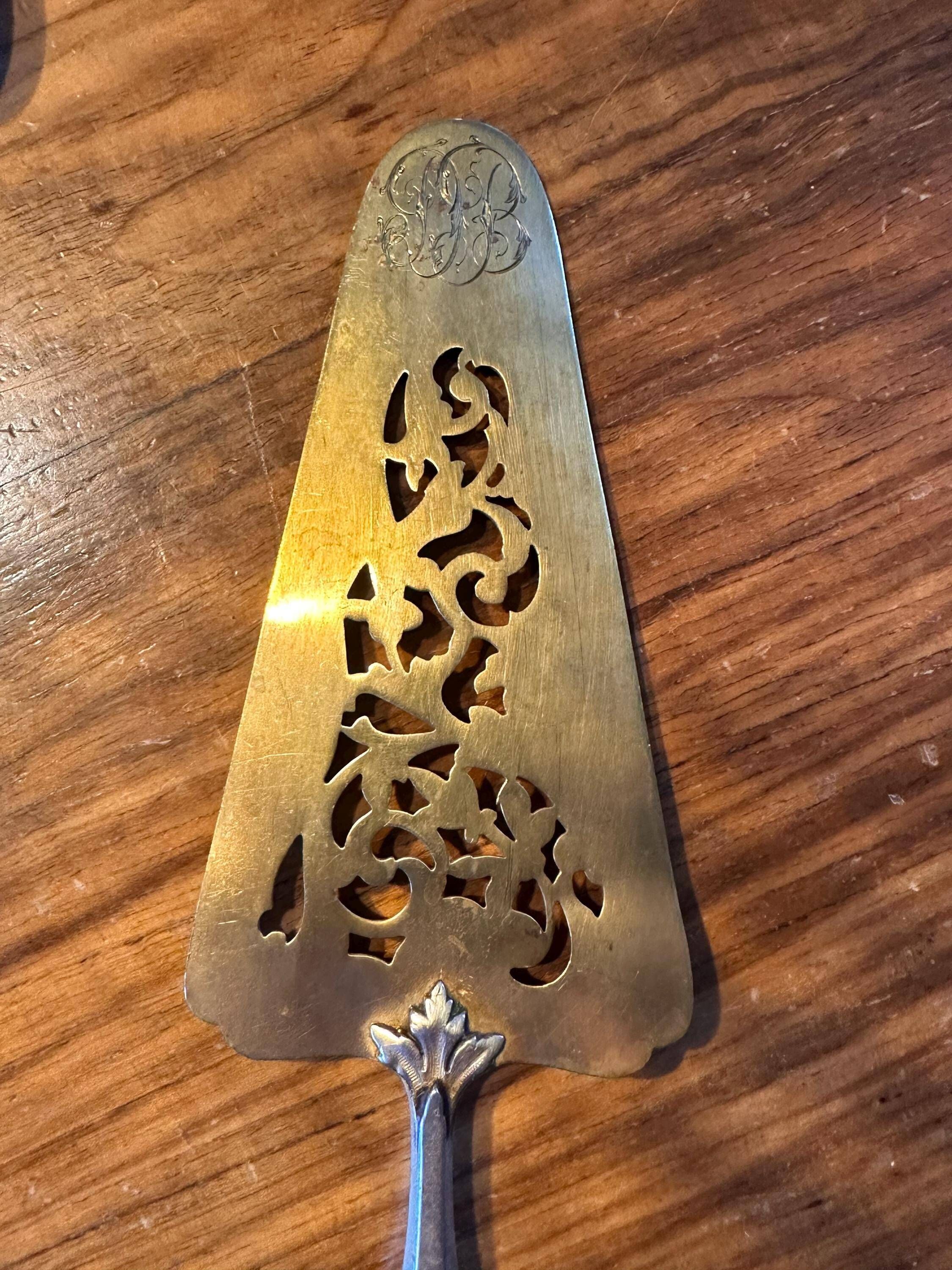Silver cake server with gilded metal, pierced blade, 19th century.