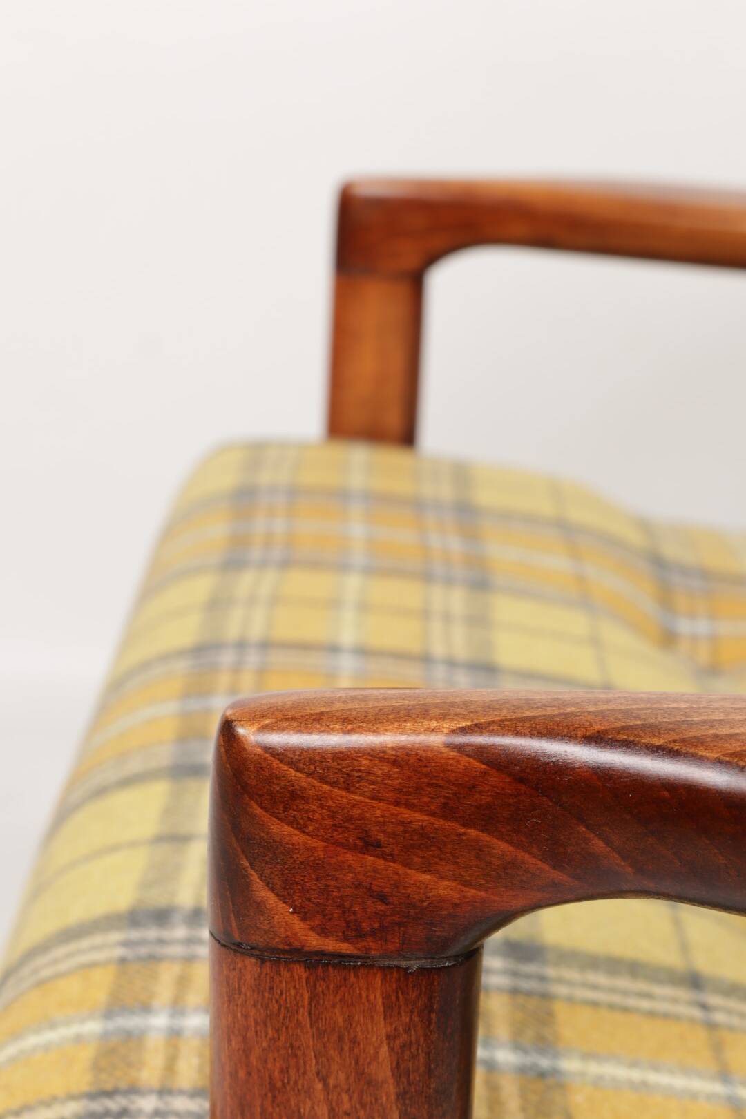 Fauteuil vintage Mid Century Design avec coussins en laine tartan jaune, Pologne, 1960
