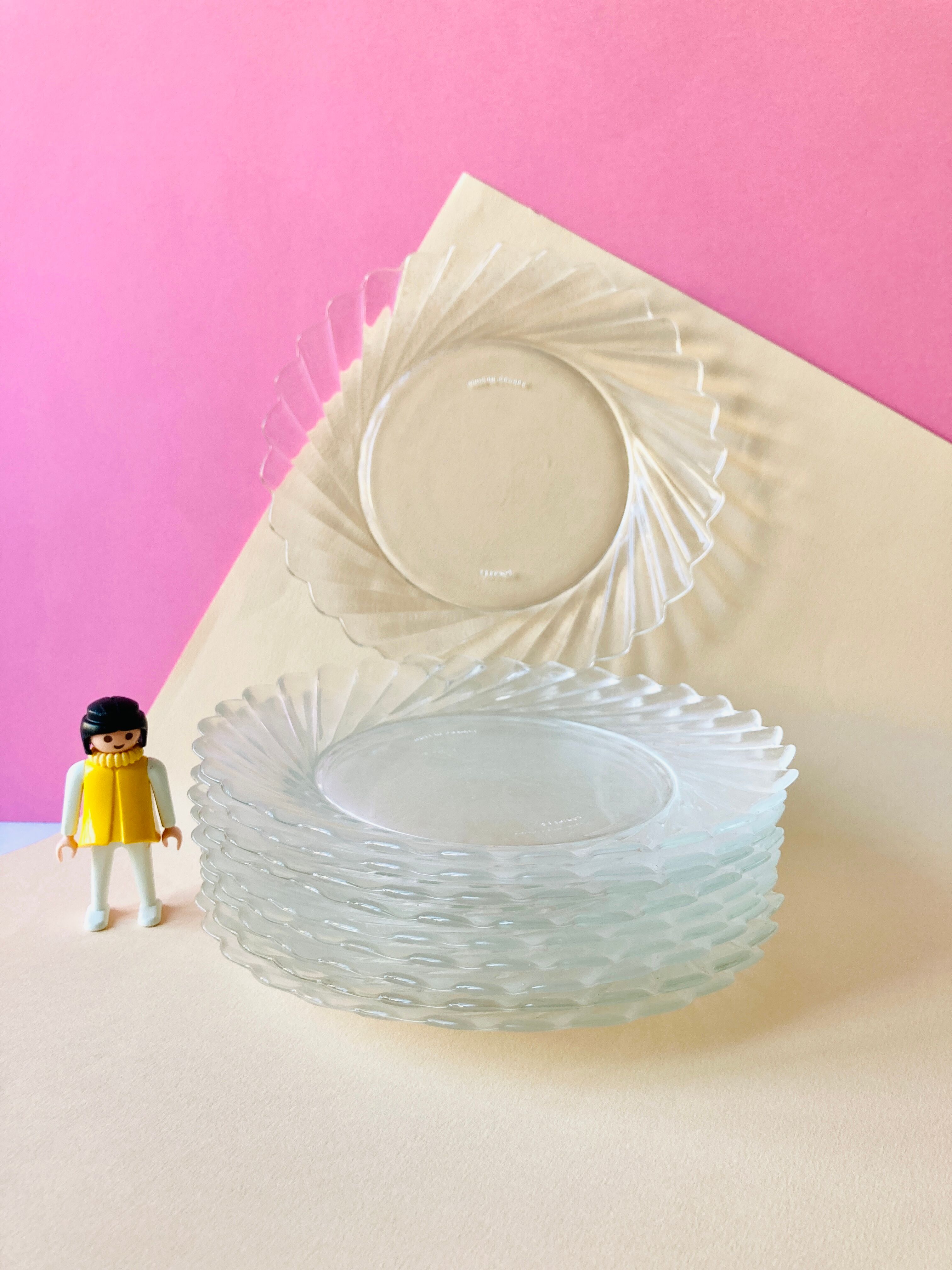 10 small plates in Duralex glass in the shape of flowers - retro-cuisine-vintage