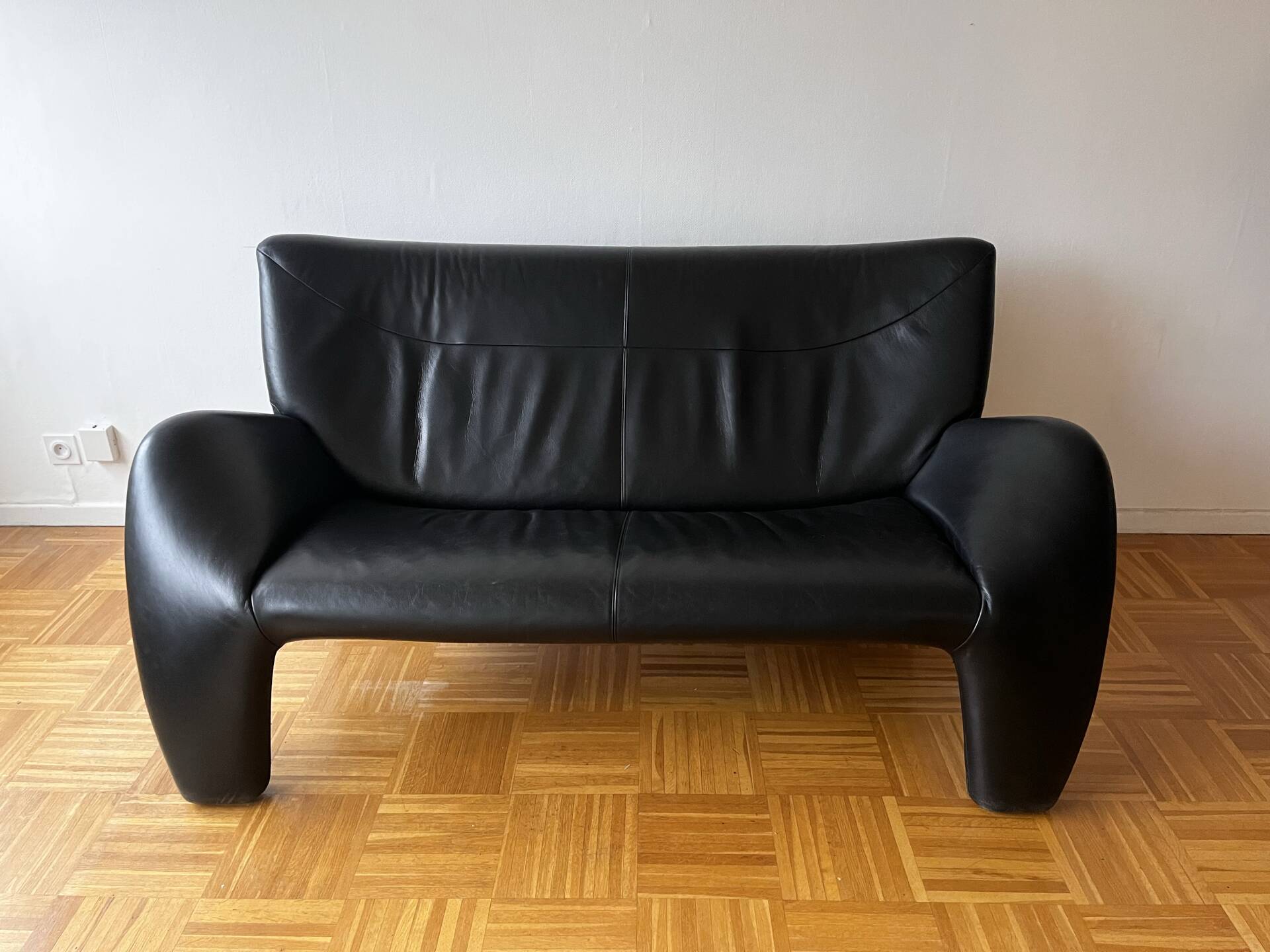 Leather sofa Leolux Jan Armgardt model Echnaton in very good condition.