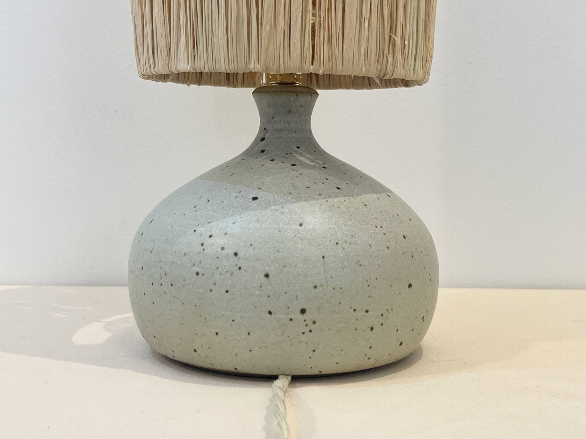 Pied de Lampe vintage en grès céramique beige gris abat-jour en raphia 1970