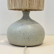 Pied de Lampe vintage en grès céramique beige gris abat-jour en raphia 1970