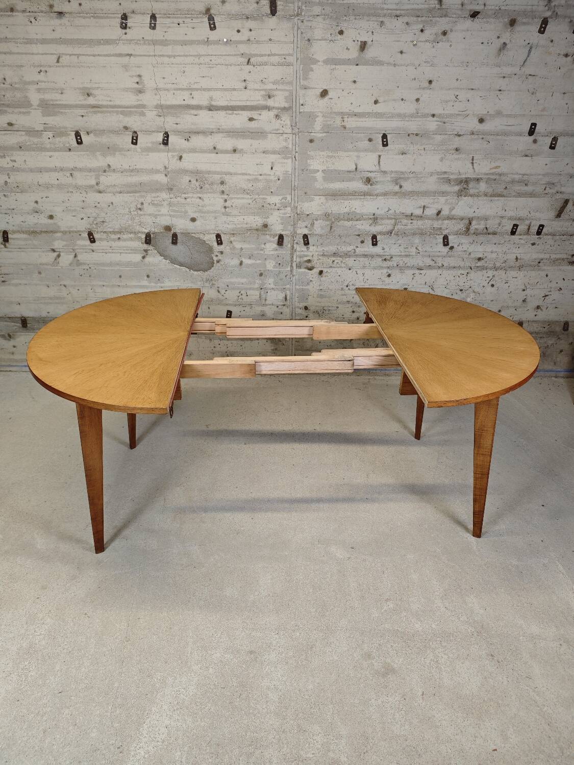 Extendable round table