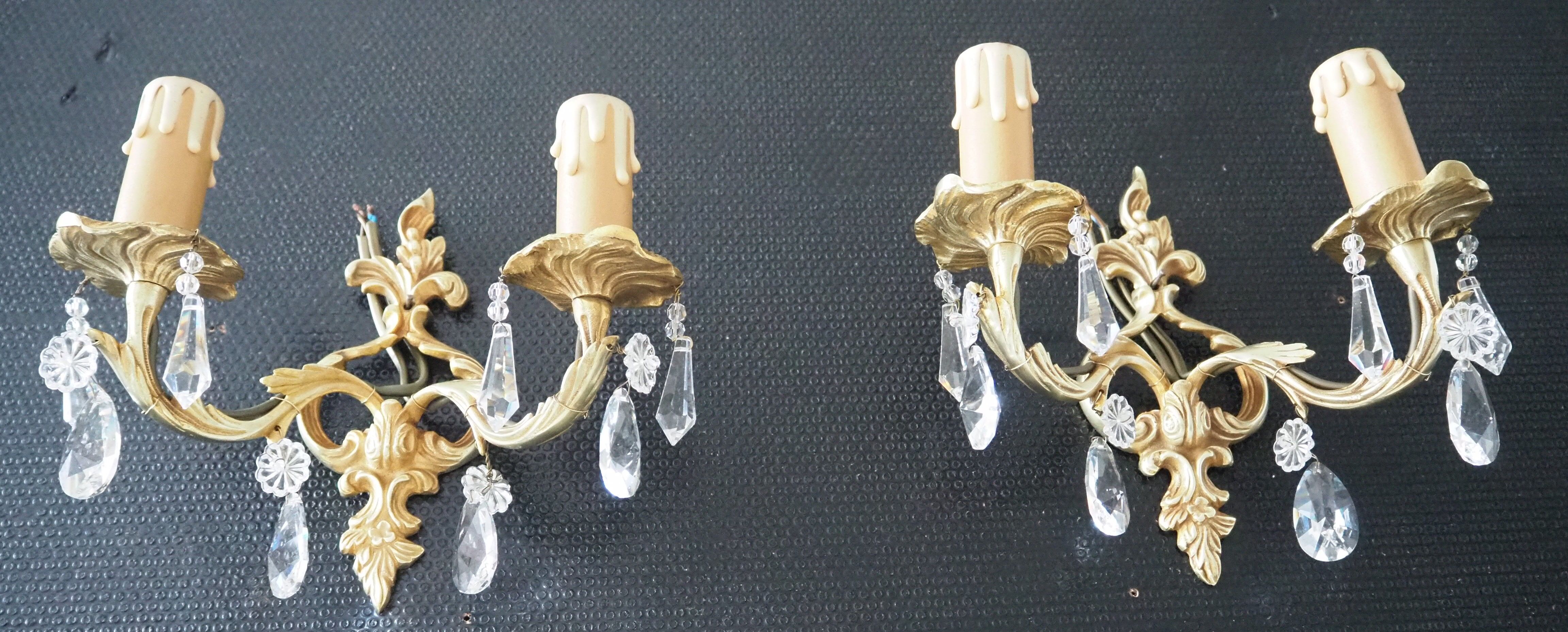Pair of gilded bronze sconces and crystal pendants