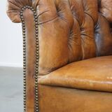 Fauteuil chesterfield sur roulettes en cuir de mouton