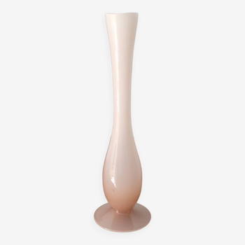 Vase en opaline rose pâle élancé années 50-60