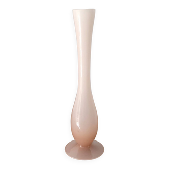 Vase en opaline rose pâle élancé années 50-60