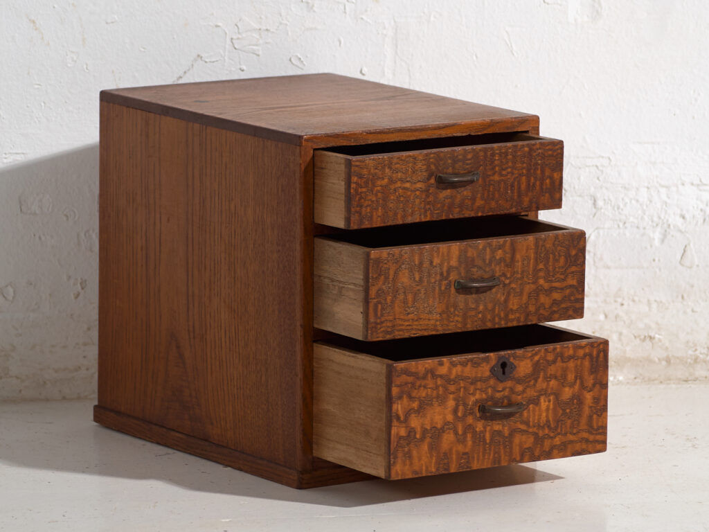 Petite commode ancienne japonaise – période Showa (c.1926-1945)